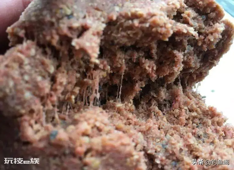 秋钓鲤鱼鱼饵配方分享(秋季钓鲤鱼这样配饵料嘎嘎上鱼)-图片2