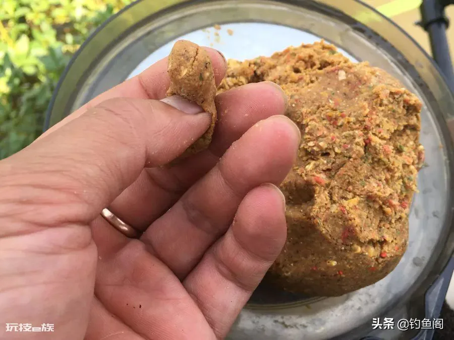 秋钓鲤鱼鱼饵配方分享(秋季钓鲤鱼这样配饵料嘎嘎上鱼)-图片4