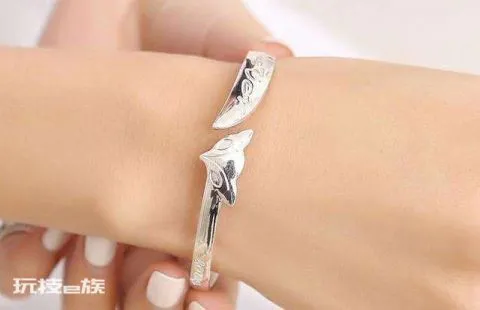 女生银手镯应该戴哪只手比较好(女性银手镯的正确戴法)-图片1