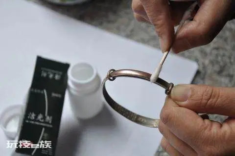 女生银手镯应该戴哪只手比较好(女性银手镯的正确戴法)-图片4